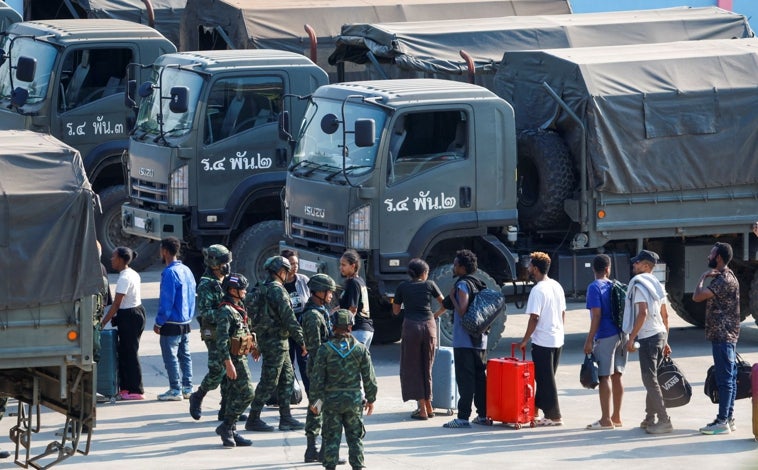 Imagen principal - Más de 250 víctimas de bandas de estafadores liberadas en Myanmar llegan a Tailandia. Muchas de ellas presentan signos de tortura