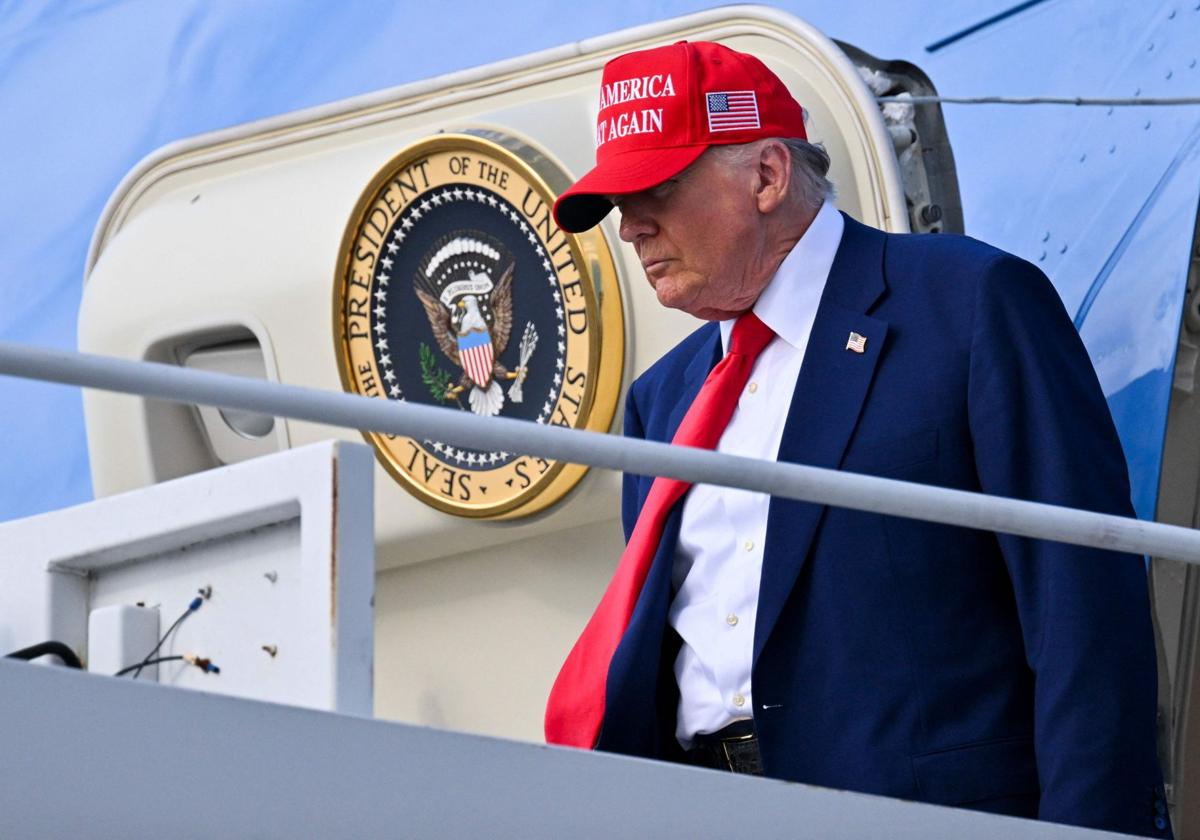 Donald Trump, saliendo del avión presidencial.