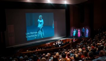 Ángela Meyer se emociona al recibir sorpresa tras la primera función de “Como coco”