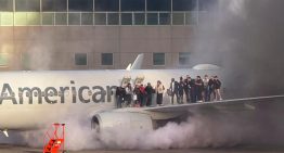 Un incendio en un avión de American Airlines en Denver obliga a evacuar a los pasajeros por el ala