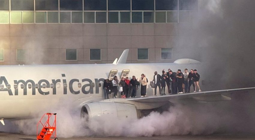 Un incendio en un avión de American Airlines en Denver obliga a evacuar a los pasajeros por el ala