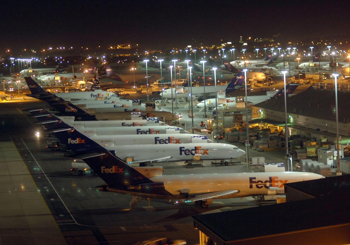 Varios aviones de FedEx