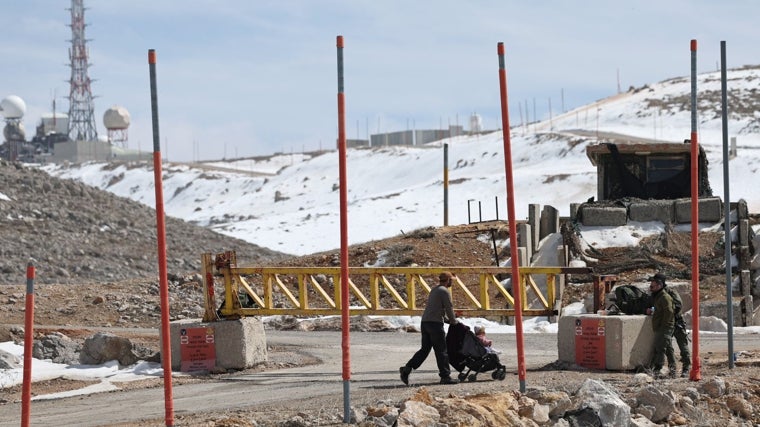 Soldados israelíes hacen guardia cerca de una base militar en el Monte Hermón, en los Altos del Golán