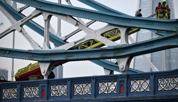 Cierran durante varias horas el Tower Bridge de Londres después de que un hombre trepara por la estructura