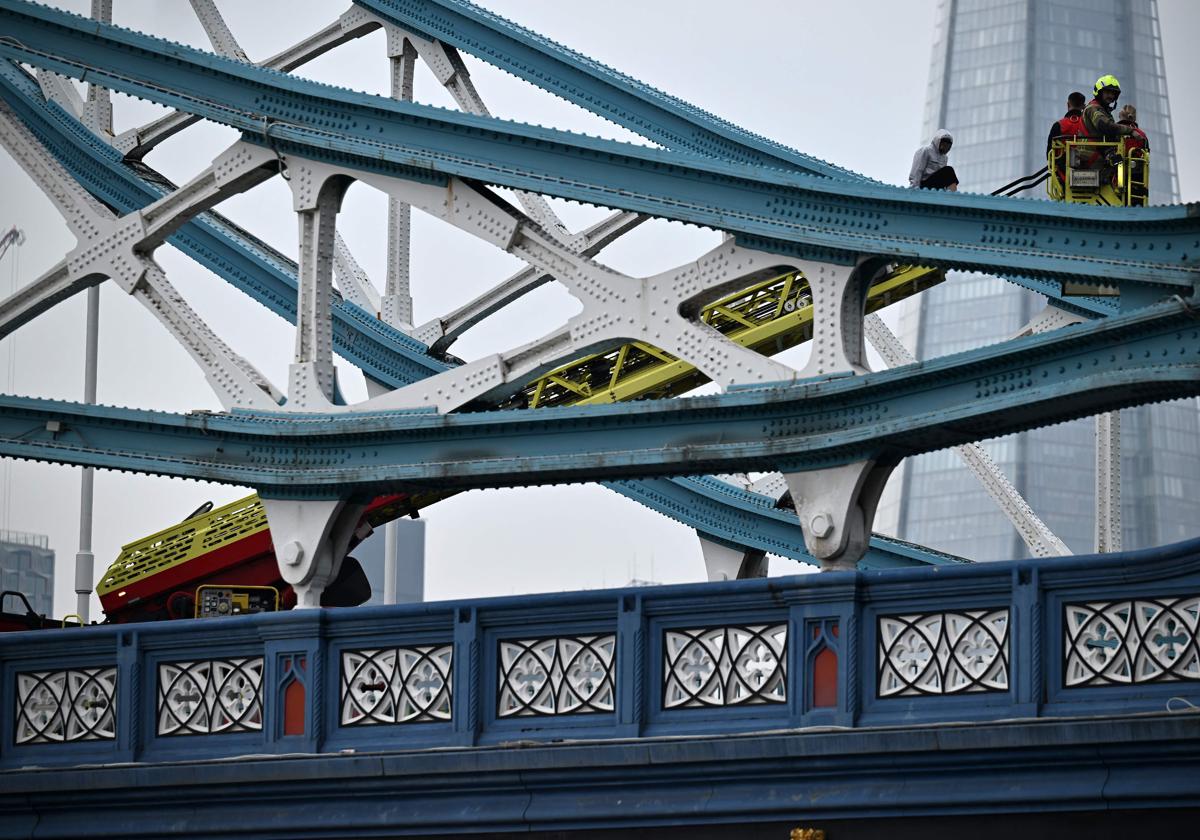 Los equipos de rescate lidian con el hombre que trepó al Tower Bridge