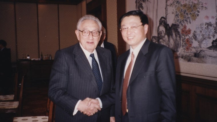 Yan Xuetong junto al que fuera secretario de Estado de EE.UU 1973 y 1977, Henry Kissinger