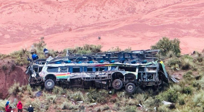 Al menos 31 muertos en nuevo accidente de carretera en Bolivia