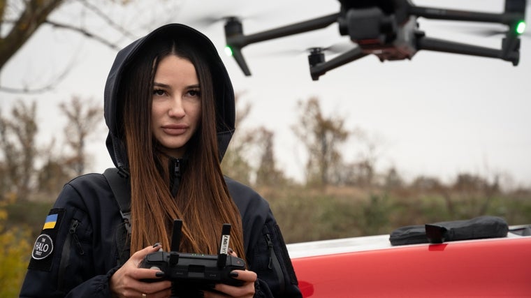 Anastasia, manejando un dron