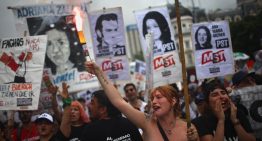 Miles de argentinos salen a la calle a 49 años de la última dictadura y en rechazo al Gobierno de Milei