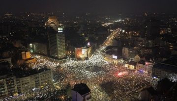 Más de 100.000 personas se manifiestan en Serbia contra la corrupción del Gobierno y el presidente Vucic dice entender «la rabia»