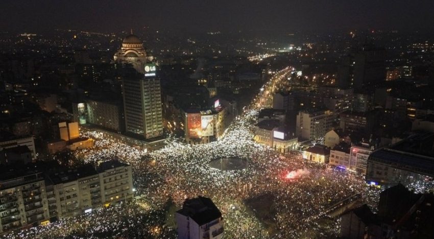 Más de 100.000 personas se manifiestan en Serbia contra la corrupción del Gobierno y el presidente Vucic dice entender «la rabia»