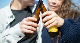 Los médicos piden que la ley del alcohol obligue a advertir en las etiquetas que el consumo provoca cáncer