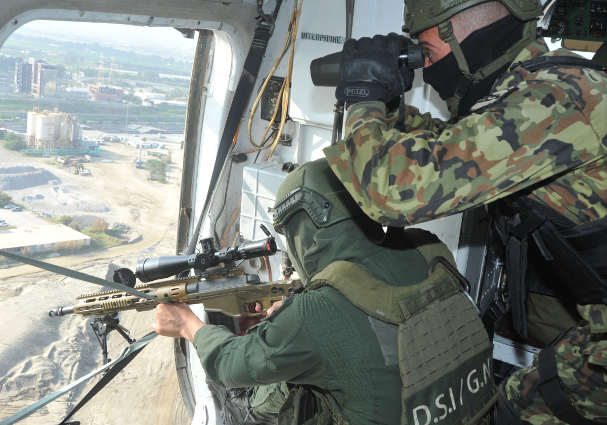 Dos millitares del Ejército de Argelina durante un entrenamiento