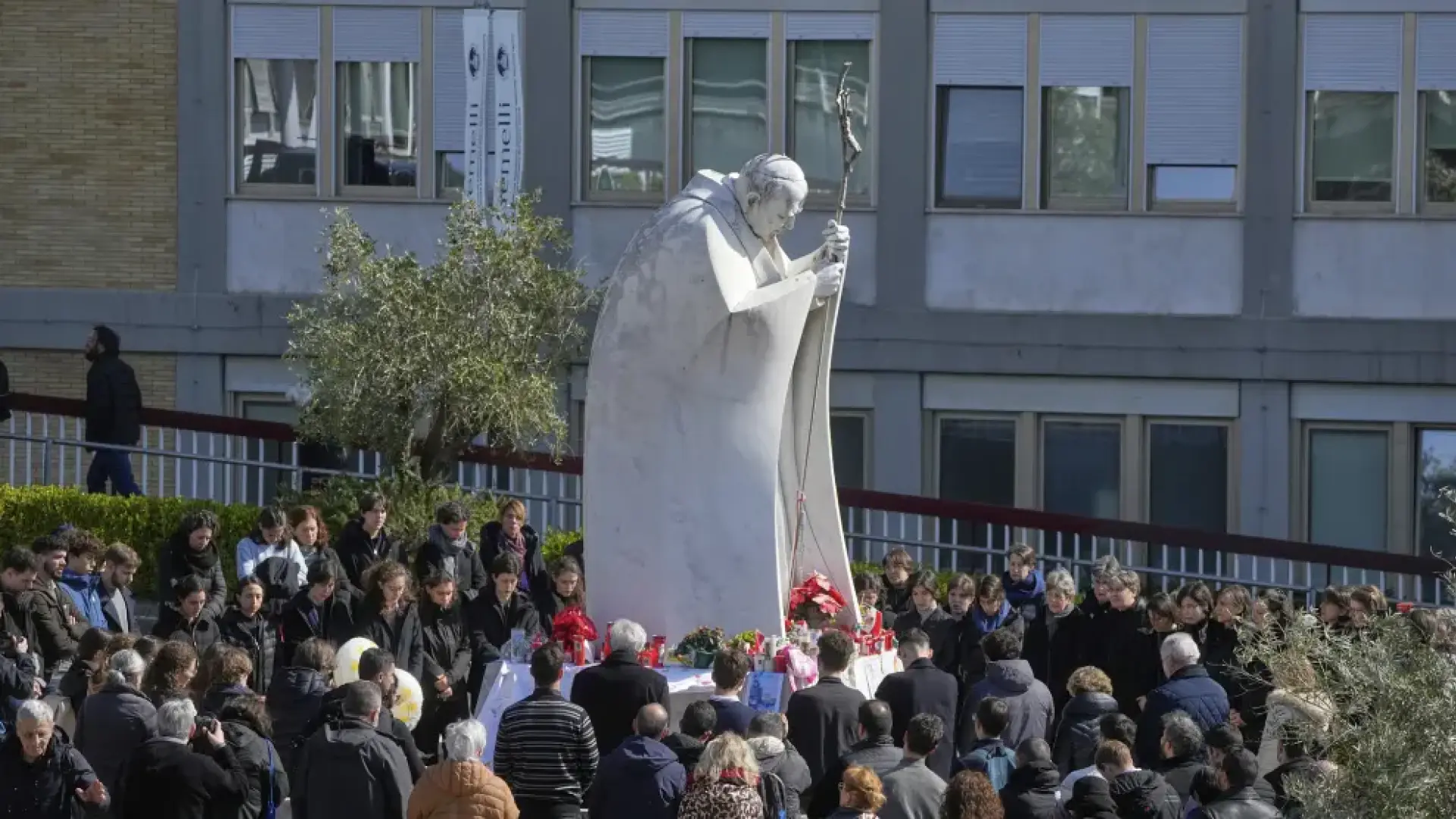 Estado de salud del papa Francisco, en directo | El papa se mantiene «estable», pero retomará la ventilación mecánica durante esta noche