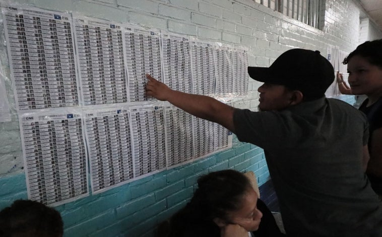 Imagen principal - Integrantes del Ejército de Honduras brindan seguridad a la jornada electoral este domingo, en Tegucigalpa ( Honduras ). Las elecciones primarias e internas de Honduras para elegir a los candidatos a cargos de p