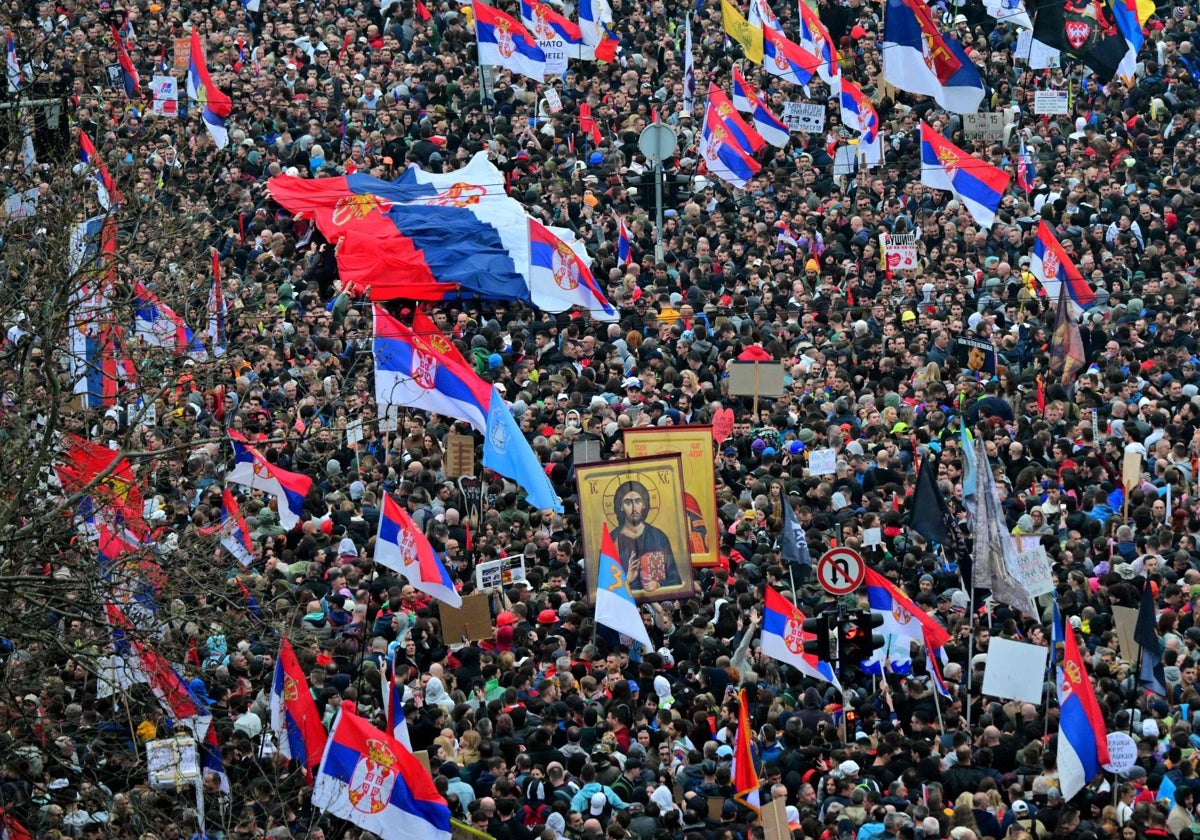 Manifestantes con la bandera nacional e iconos cristianos se congregaron en Belgrado el 15 de marzo de 2025 durante una de las mayores protestas desde el inicio del movimiento anticorrupción.