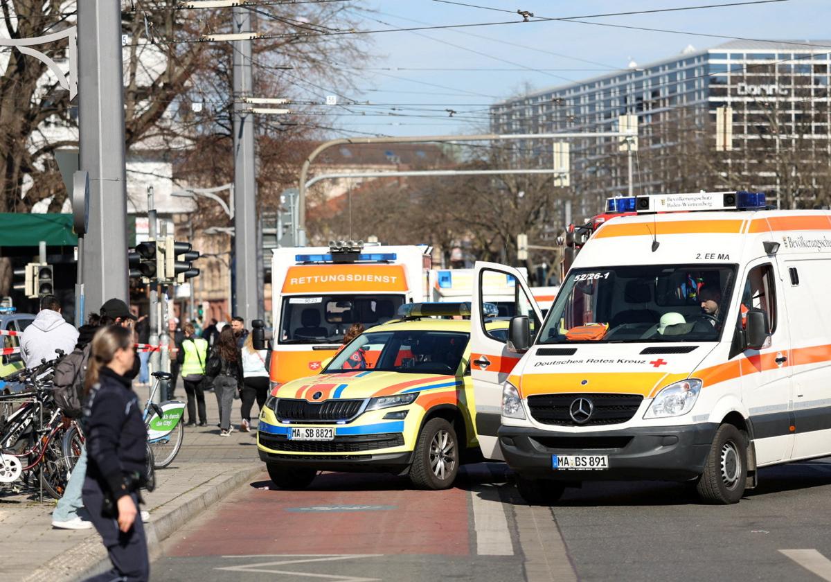 Ambulancias desplazadas en el lugar de los hechos.