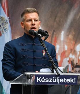 Imagen secundaria 2 - Manifestación antigubernamental del partido opositor TISZA durante las celebraciones del Día Nacional de Hungría, en Budapest (primera y segunda foto). Tercera foto: el líder opositor, Peter Magyar, emite un discurso ante los manifestantes.