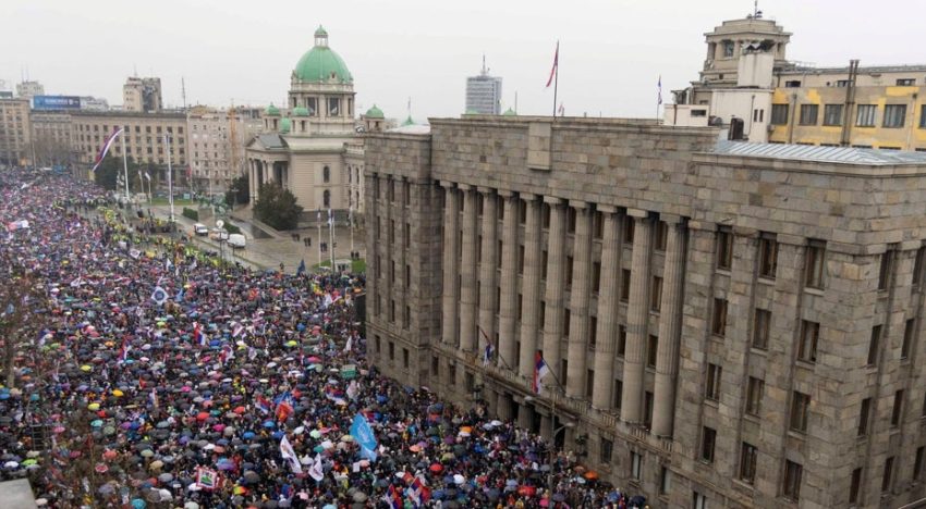 Multitudinaria manifestación en Serbia contra el Gobierno, acusado de corrupción