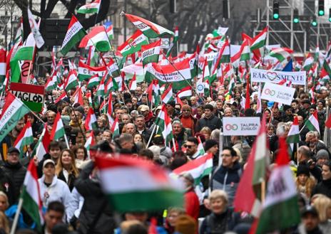 Imagen secundaria 1 - Manifestación antigubernamental del partido opositor TISZA durante las celebraciones del Día Nacional de Hungría, en Budapest (primera y segunda foto). Tercera foto: el líder opositor, Peter Magyar, emite un discurso ante los manifestantes.