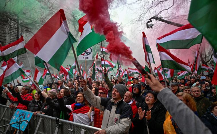 Imagen principal - Manifestación antigubernamental del partido opositor TISZA durante las celebraciones del Día Nacional de Hungría, en Budapest (primera y segunda foto). Tercera foto: el líder opositor, Peter Magyar, emite un discurso ante los manifestantes.