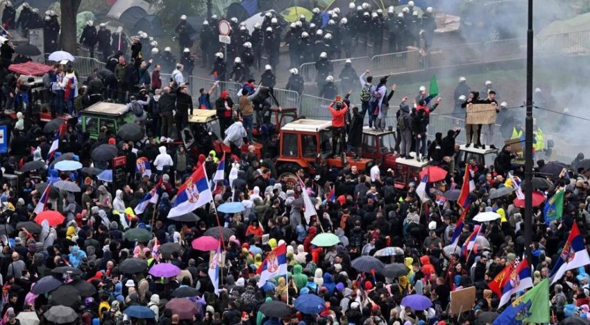 El presidente de Serbia dice que dimitirá si se demuestra el uso de cañones de sonido para disolver las protestas