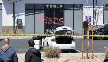 Trump imputa terrorismo doméstico a tres detenidos por atacar a Tesla