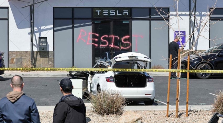 Trump imputa terrorismo doméstico a tres detenidos por atacar a Tesla