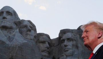 De esculpir su cara en el monte Rushmore a un día festivo en su honor: la loca carrera por adular a Trump