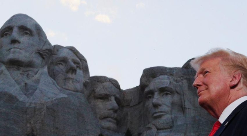 De esculpir su cara en el monte Rushmore a un día festivo en su honor: la loca carrera por adular a Trump