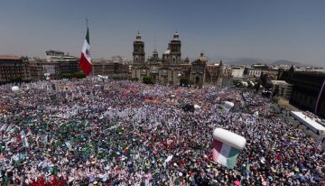 Sheinbaum, arropada por miles de mexicanos en el Zócalo, afirma que seguirá «colaborando» con EE.UU. en todos los ámbitos