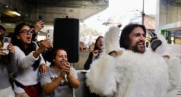 Vestido de oso, Juanes sorprende a miles en el metro de Medellín