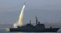 Corea del Norte presenta su nuevo buque de guerra con pruebas de fuego real