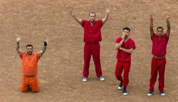 Los inmigrantes del centro de detención de Texas piden auxilio a un dron formando un 'S.O.S' en el patio