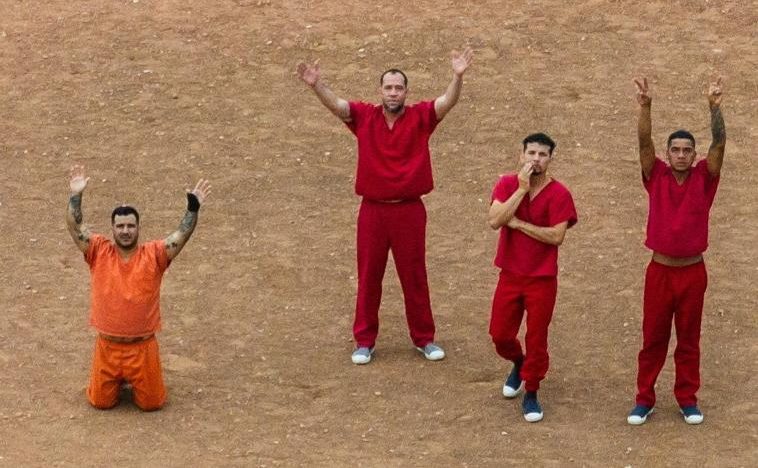 Los inmigrantes del centro de detención de Texas piden auxilio a un dron formando un 'S.O.S' en el patio