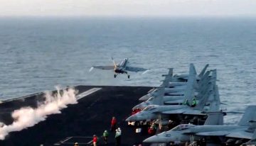 Un caza de EE.UU. cae al mar Rojo tras fallarle los frenos cuando aterrizaba en el portaaviones: es el segundo en 10 días