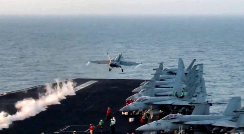 Un caza de EE.UU. cae al mar Rojo tras fallarle los frenos cuando aterrizaba en el portaaviones: es el segundo en 10 días