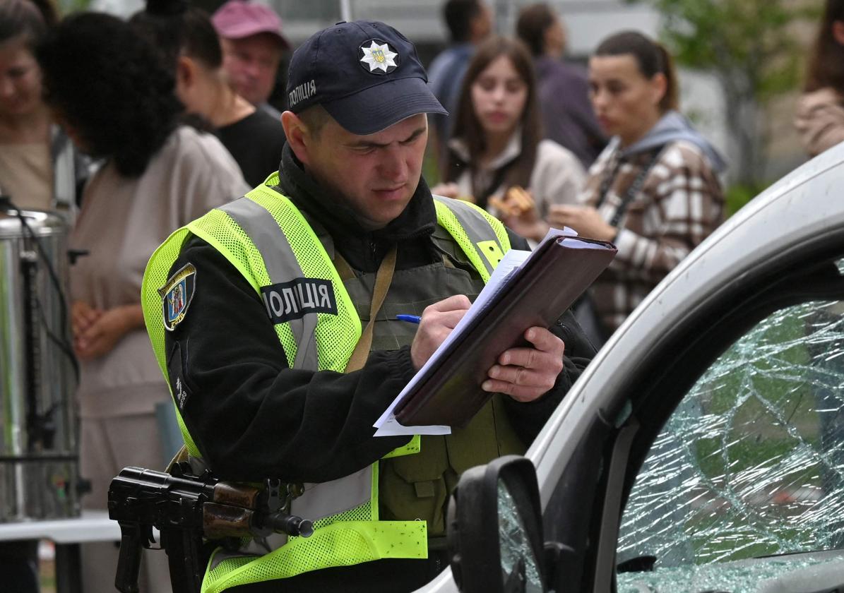 Un policía ucraniano, durante una investigación.