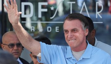 Bolsonaro sale del hospital tras tres semanas ingresado por una operación en el abdomen