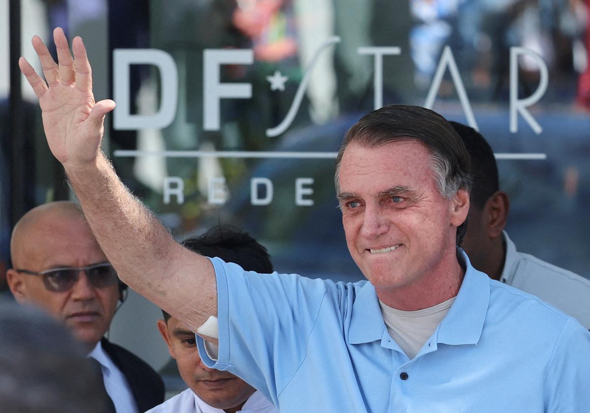 Jair Bolsonaro saluda a sus seguidores tras abandonar el hospital.