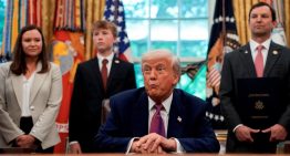 Una juez bloquea temporalmente los planes de despidos masivos de Trump