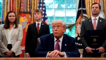 Una juez bloquea temporalmente los planes de despidos masivos de Trump