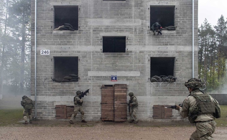 Imagen principal - Asalto coordinado en edificios ocupados de zonas urbanizadas en el campo de entrenamiento Bemowo Piskie (Polonia)