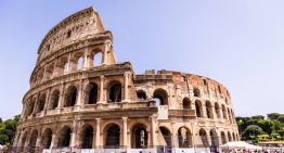 Un turista intenta trepar la verja del Coliseo, pero cae y termina empalado