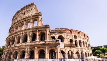 Un turista intenta trepar la verja del Coliseo, pero cae y termina empalado