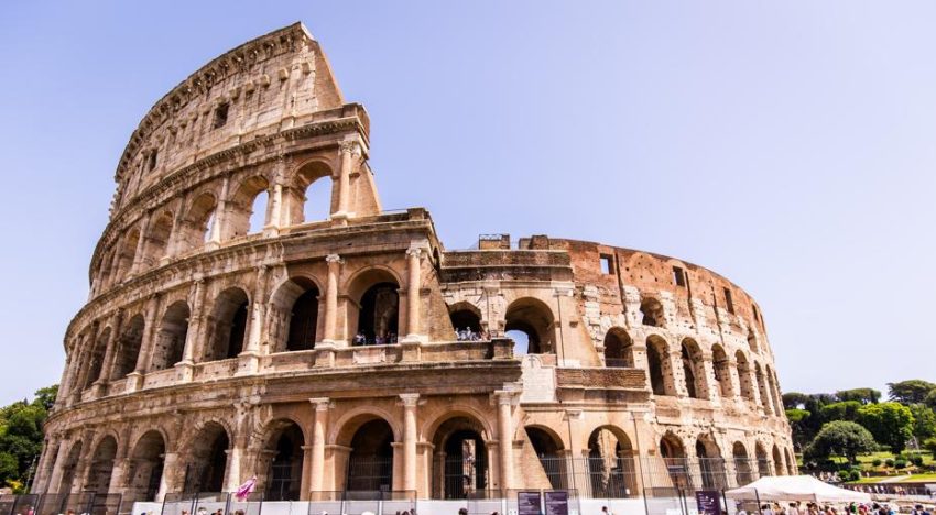Un turista intenta trepar la verja del Coliseo, pero cae y termina empalado