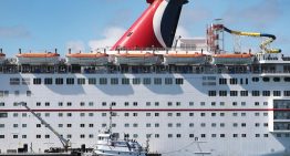 Un crucero rompe las amarras por el fuerte viento y dos turistas terminan en el mar