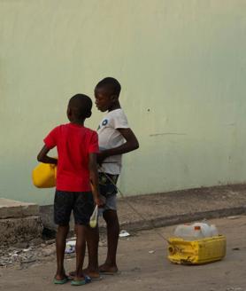 Imagen secundaria 2 - Más de 30.000 niños viven en las calles de la capital del Congo. El padre Hugo cuida a más de 400 en su orfanato