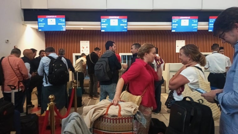 Evacuados una veintena de españoles atrapados en la revuelta de Libia