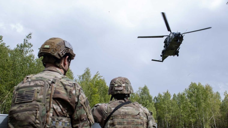 Soldados americanos observan el aterrizaje de un helicóptero NH90 alemán en un lugar indeterminado de Lituania